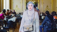 Ririe Fairus bergaya di lokasi Paris Fashion Week 2022. Foto: dok. Instagram Ririe Fairus