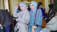 Selan Ririe Fairus, Eca Prasetya si penulis Layangan Putus juga ikut. Keduanya dipuji sebagai peerempuan hebat oleh Shandy Purnamasari. Foto: dok. Instagram Ririe Fairus