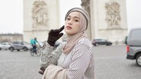 Ririe Fairus bak foto model bergaya dengan latar Arc the Triomphe. Foto: dok. Instagram Ririe Fairus