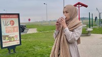 Duh, minum saja pose Ririe Fairus enak buat difoto. Foto: dok. Instagram Ririe Fairus