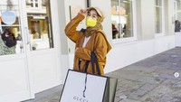Ririe Fairus mendapat hadiah tas Gucci dari Shandy Purnamasari, istri Juragan 99. Sebelum pulang, Ririe Fairus kembali mendapat rezeki belanja bareng Shandy Permatasari. Foto: dok. Instagram Ririe Fairus