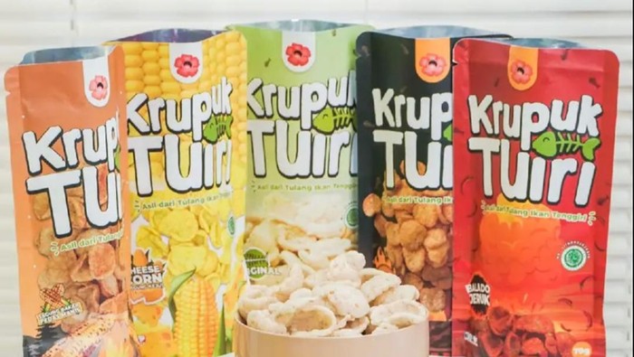 Rofiq Sulap Limbah Tulang Ikan Jadi Kerupuk, Puluhan Ribu Bungkus Ludes