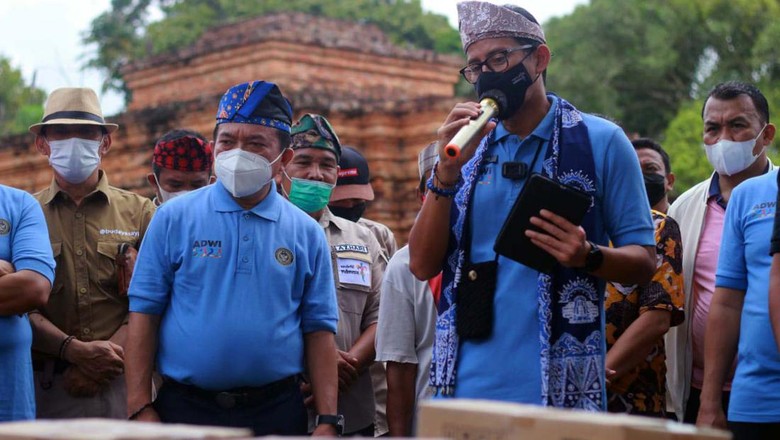 Menparekraf Sandiaga Uno kunjungi Desa Wisata Muara Jambi. Hal ini bagian dari sosialisai Anugerah Desa Wisata Indonesia (ADWI) 2022.