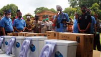 Selain itu, peningkatan kulitas pariwisata ini juga harus didukung dengan fasilitas lainnya seperti homestay yang layak. Untuk itu, Sandi memberikan sumbangan 10 unit toilet duduk untuk dimanfaatkan di homestay yang ada di Muara Jambi.