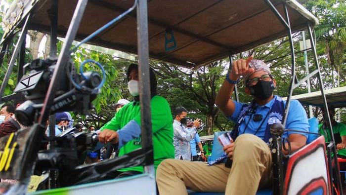 Menparekraf Sandiaga Uno kunjungi Desa Wisata Muara Jambi. Hal ini bagian dari sosialisai Anugerah Desa Wisata Indonesia (ADWI) 2022.