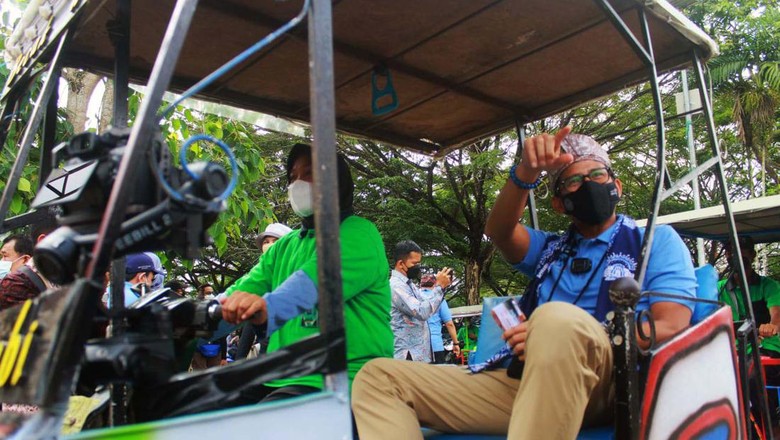 Sandiaga Uno Sebut Desa Wisata Muara Jambi Jadi Destinasi Super Kualitas Menparekraf Sandiaga Uno kunjungi Desa Wisata Muara Jambi. Hal ini bagian dari sosialisai Anugerah Desa Wisata Indonesia (ADWI) 2022.