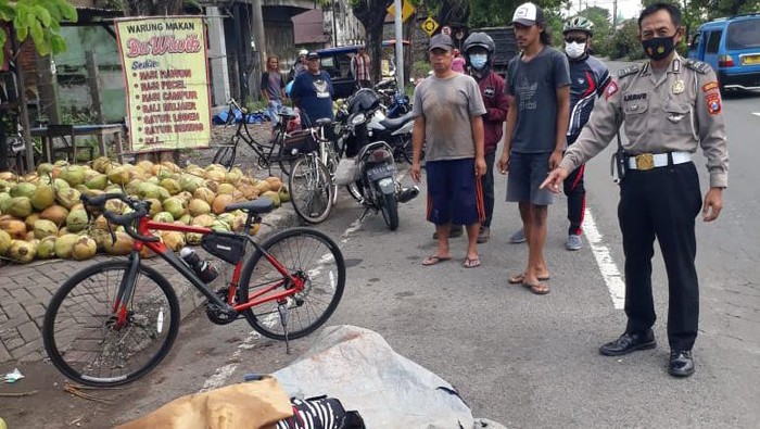 seorang pesepeda Tiba-tiba Ambruk-Meninggal di Tanggulangin Sidoarjo seorang pesepeda Tiba-tiba Ambruk-Meninggal di Tanggulangin Sidoarjo