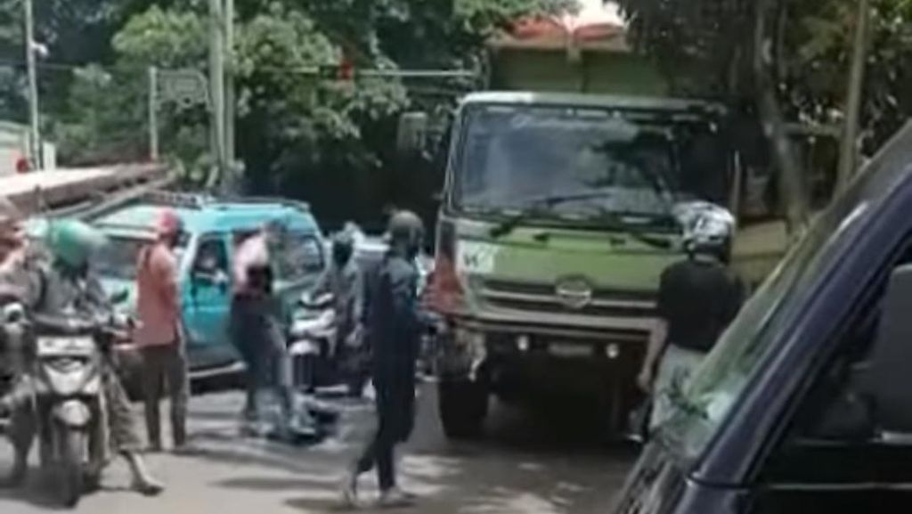 Pria Viral Banting-Injak Sopir di Cibubur Masih Diburu, Polisi Cek CCTV