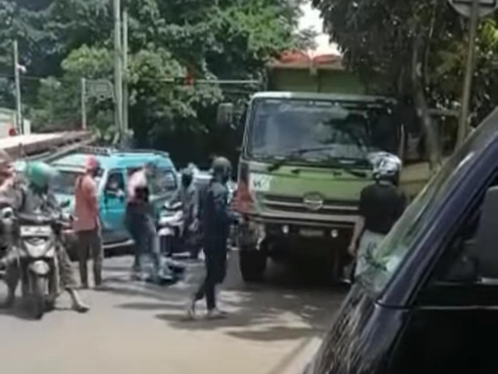 Seorang pria aniaya sopir truk di Cibubur Jaktim