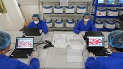 Hong Kong telah meningkatkan kapasitas pengujiannya dengan bantuan laboratorium mobile. Kota itu kini bergulat dengan puluhan ribu kasus COVID-19 setiap hari.