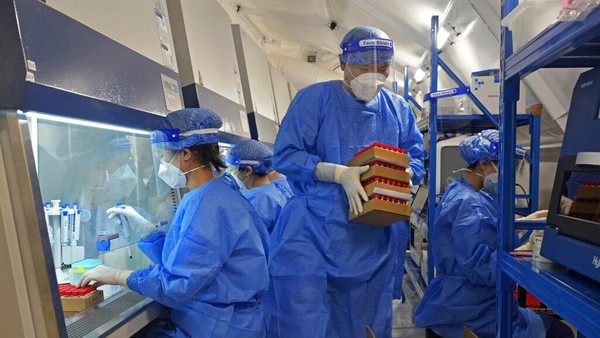 Sibuknya Laboratorium Tes Massal COVID-19 di Hong Kong
