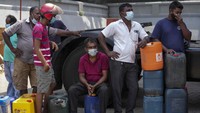 Pihak berwenang di Sri Lanka bahkan sampai menerapkan pemadaman listrik bergilir.