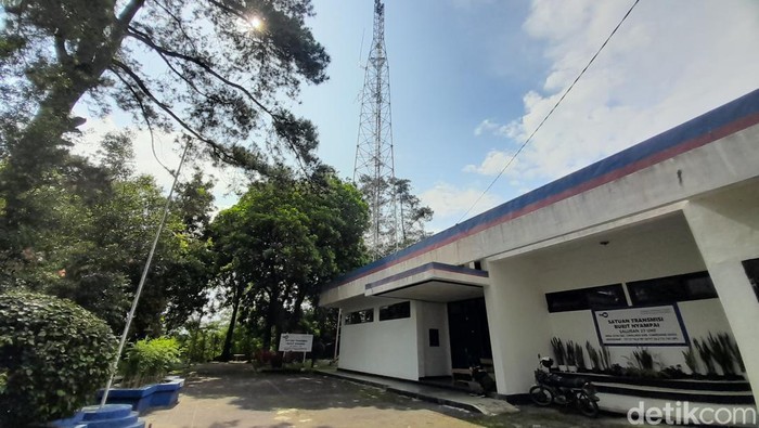 Stasiun Pemancar TVRI Bukit Nyampai yang berlokasi di Desa Licin, Kecamatan Cimalaka, Kabupaten Sumedang menjadi Stasiun Pemancar Televisi tertua di Sumedang.
