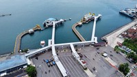Foto udara suasana Pelabuhan Ketapang yang ditutup sementara di Banyuwangi, Jawa Timur, Kamis (3/3/2022).