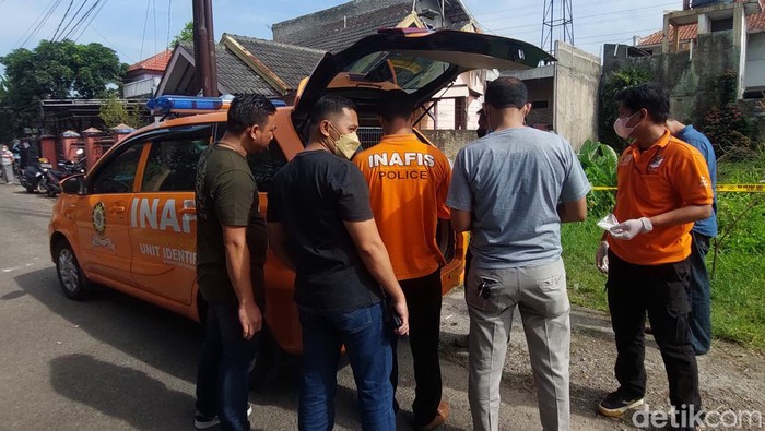 Tim INAFIS melakukan olah TKP temuan mayat wanita di Arcamanik