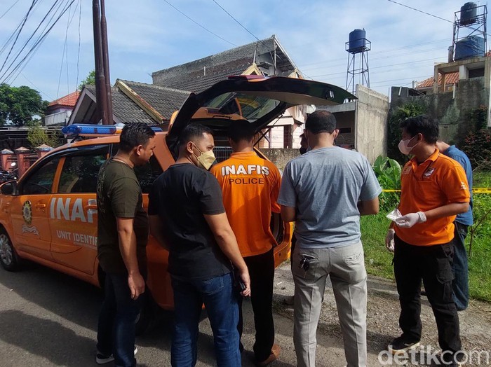 Tim INAFIS melakukan olah TKP temuan mayat wanita di Arcamanik