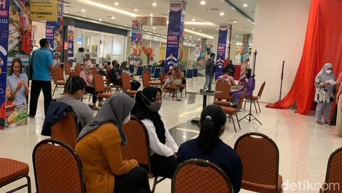 Tim Satgas Covid-19 di Karawang terus menggenjot vaksinasi. Tidak terlepas hal itu, vaksinasi malam hari pun digelar untuk memfasilitasi warga. Tim Satgas Covid-19 di Karawang terus menggenjot vaksinasi. Tidak terlepas hal itu, vaksinasi malam hari pun digelar untuk memfasilitasi warga.