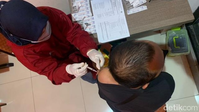 Tim Satgas Covid-19 di Karawang terus menggenjot vaksinasi. Tidak terlepas hal itu, vaksinasi malam hari pun digelar untuk memfasilitasi warga.