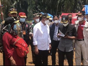 Tinjau Pengungsi Gempa Pasaman, Muhadjir Minta Validasi Data Diselesaikan