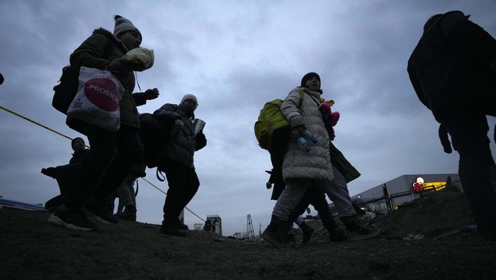 Ukraina Diserang Rusia, 1 Juta Warganya Jadi Pengungsi Ukrainian refugees arrive at the border crossing in Medyka, southeastern Poland, Wednesday, March 2, 2022. Seven days into the war, roughly 874,000 people have fled Ukraine and the U.N. refugee agency warned the number could cross the 1 million mark soon. (AP Photo/Markus Schreiber)