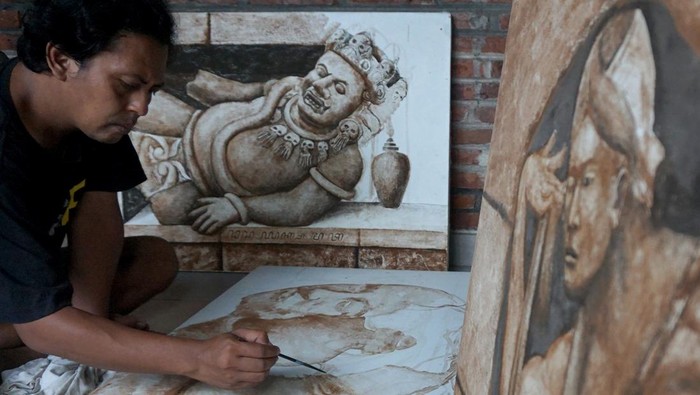 Seniman lukis cethe Adhitya Kreshna melukis gambar wajah orang menggunakan bahan pewarna endapan kopi di rumah galeri miliknya, Tulungagung, Jawa Timur, Rabu (2/3/2022). Karya lukis cethe bertema 