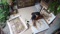 Seniman lukis cethe Adhitya Kreshna melukis gambar wajah orang menggunakan bahan pewarna endapan kopi di rumah galeri miliknya, Tulungagung, Jawa Timur, Rabu (2/3/2022).