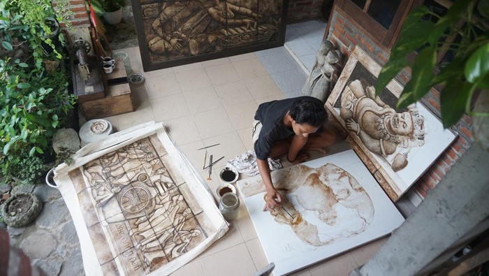 Seniman lukis cethe Adhitya Kreshna melukis gambar wajah orang menggunakan bahan pewarna endapan kopi di rumah galeri miliknya, Tulungagung, Jawa Timur, Rabu (2/3/2022). Karya lukis cethe bertema 