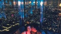 Bukan hanya itu, Uus juga dikenal romantis. Begini gayanya ketika memberi kejutan ulang tahun untuk istrinya. Kue cokelat pun sudah disiapkan sebelumnya. Foto: Instagram @uusbiasaaja