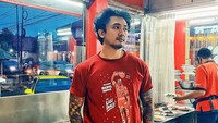 Kalau yang satu ini adalah momen Uus saat mampir ke restoran Padang. Ia berfoto di dekat etalase tempat menaruh lauk-pauk. Foto: Instagram @uusbiasaaja