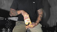 Terakhir ada gaya kocaknya saat ngemil. Pada foto ini, terlihat Uus sedang fokus ngemil snack favoritnya. Foto: Instagram @uusbiasaaja