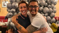 Salah satu rekan artis yang dekat dengan dirinya adalah Andhika Pratama. Beginilah gaya Uus saat bertemu Andhika di sebuah restoran. Foto: Instagram @uusbiasaaja