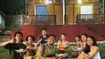 Manisnya Uus Nikmati Momen Floating Breakfast Bersama Istri