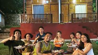 Tak hanya bersama istri, Uus juga dekat dengan keluarga dan teman-temannya. Nah, beginilah keseruan Usus saat piknik sederhana sambil makan di rerumputan. Foto: Instagram @uusbiasaaja