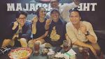 Manisnya Uus Nikmati Momen Floating Breakfast Bersama Istri