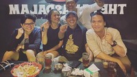 Mampir ke Bandung, Uus main ke tongkrongan Pidi Baik. Mereka pun nongkrong sambil menikmati camilan keripik. Foto: Instagram @uusbiasaaja