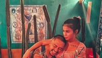 Bak pasangan muda, beginilah keseruan Uus dan Kartika saat nongkrong bareng. Gayanya kompak, sama-sama memegang minuman. Foto: Instagram @uusbiasaaja