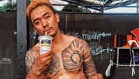 Nama komika Uus tengah menjadi perbincangan usai dirinya membahas Atta Halilintar. Uus menyebutkan bahwa haram baginya masuk ke konten YouTube Atta Halilintar. Foto: Instagram @uusbiasaaja