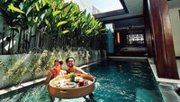 Di Instagram Uus sering mengajak sang istri, Kartika. Seperti yang terlihat pada foto ini, sang berlibur keduanya menikmati floating breakfast. Foto: Instagram @uusbiasaaja