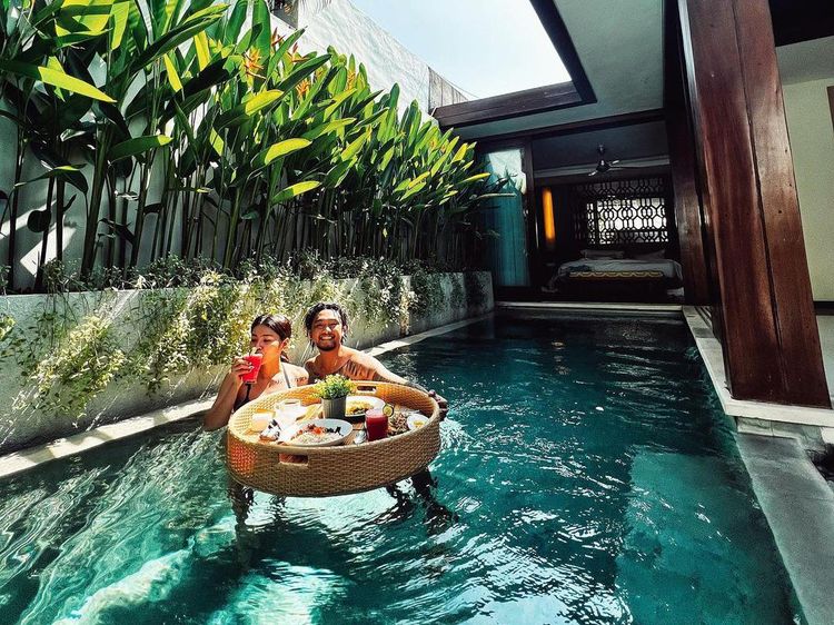 Manisnya Uus Nikmati Momen Floating Breakfast Bersama Istri