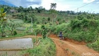 Pantauan detikJabar di lokasi, akses jalan menuju rumah ibu Ratna terbilang masih beralaskan tanah. Bahkan dari sehabis jalan cor, terdapat 600 meter menuju rumahnya yang belum dilakukan pemadatan jalan. 