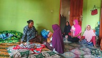 Warga berharap dengan adanya kejadian tersebut jalan di daerah mereka bisa segera diperbaiki oleh pemerintah.