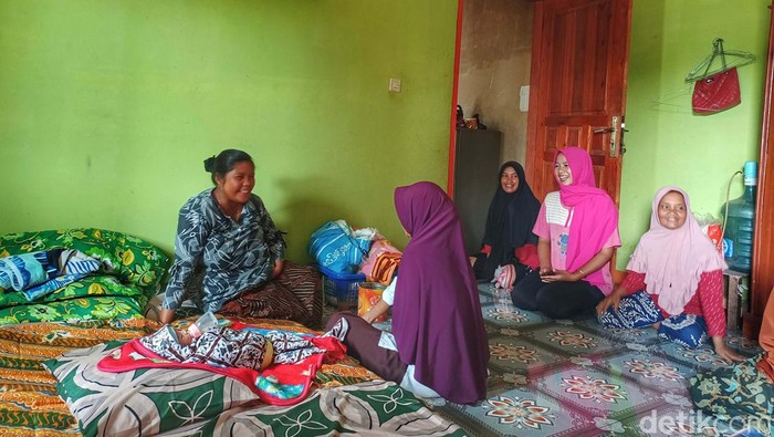 Viral Video Ibu Melahirkan Digotong Pakai Sarung, Begini Kondisi Sebenarnya Video ibu hamil dibopong menggunakan sarung di Kampung Cikadu, Desa Rancakole, Kecamatan Arjasari, Kabupaten Bandung viral di Medsos. Begini kondisi sebenarnya.