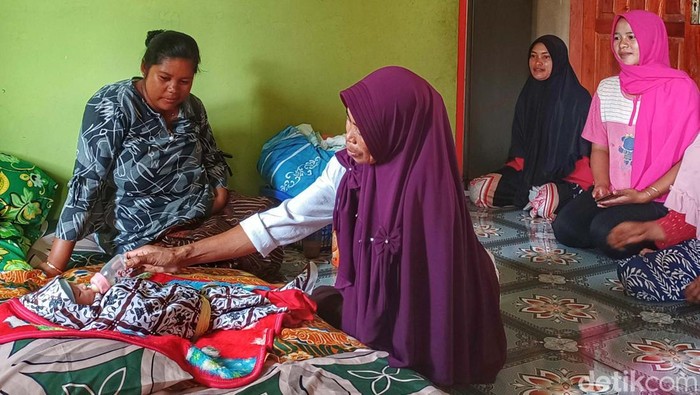 Viral Video Ibu Melahirkan Digotong Pakai Sarung, Begini Kondisi Sebenarnya Video ibu hamil dibopong menggunakan sarung di Kampung Cikadu, Desa Rancakole, Kecamatan Arjasari, Kabupaten Bandung viral di Medsos. Begini kondisi sebenarnya.