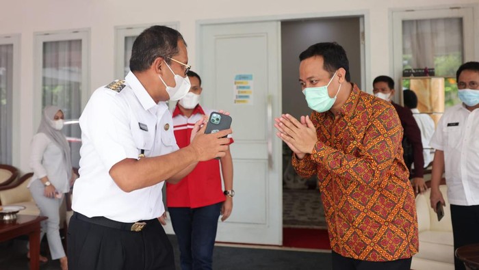 Wali Kota Makassar Danny Pomanto bersama Plt Gubernur Sulsel Andi Sudirman Sulaiman.