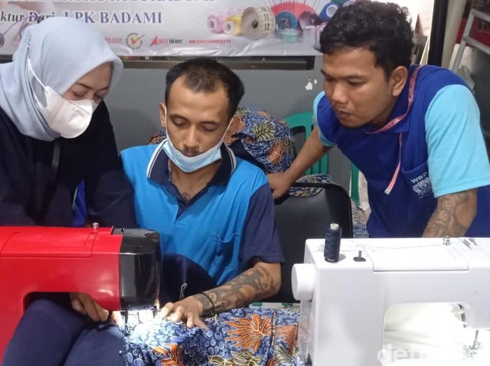 Warga binaan di Lapas Sukabumi belajar menjahit