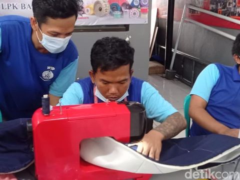 Warga binaan di Lapas Sukabumi belajar menjahit