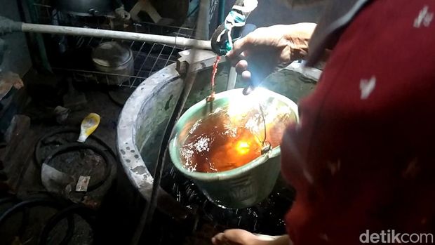 Warga Keluarahan Simbeng Kulon Pekalongan menunjukkan air yang menghitam.