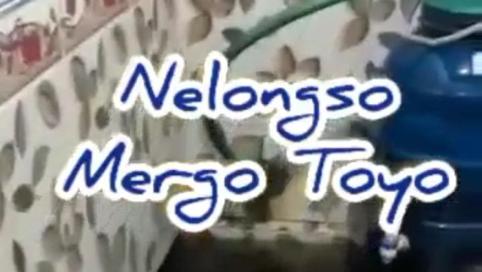Warga Simbang Pekalongan mengeluhkan air yang menghitam dengan menyanyi lagu nelangsa dan viral