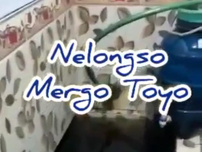 Warga Simbang Pekalongan mengeluhkan air yang menghitam dengan menyanyi lagu nelangsa dan viral