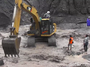 Saat 8 Warga Terjebak Lahar Dingin Semeru Diselamatkan Ekskavator